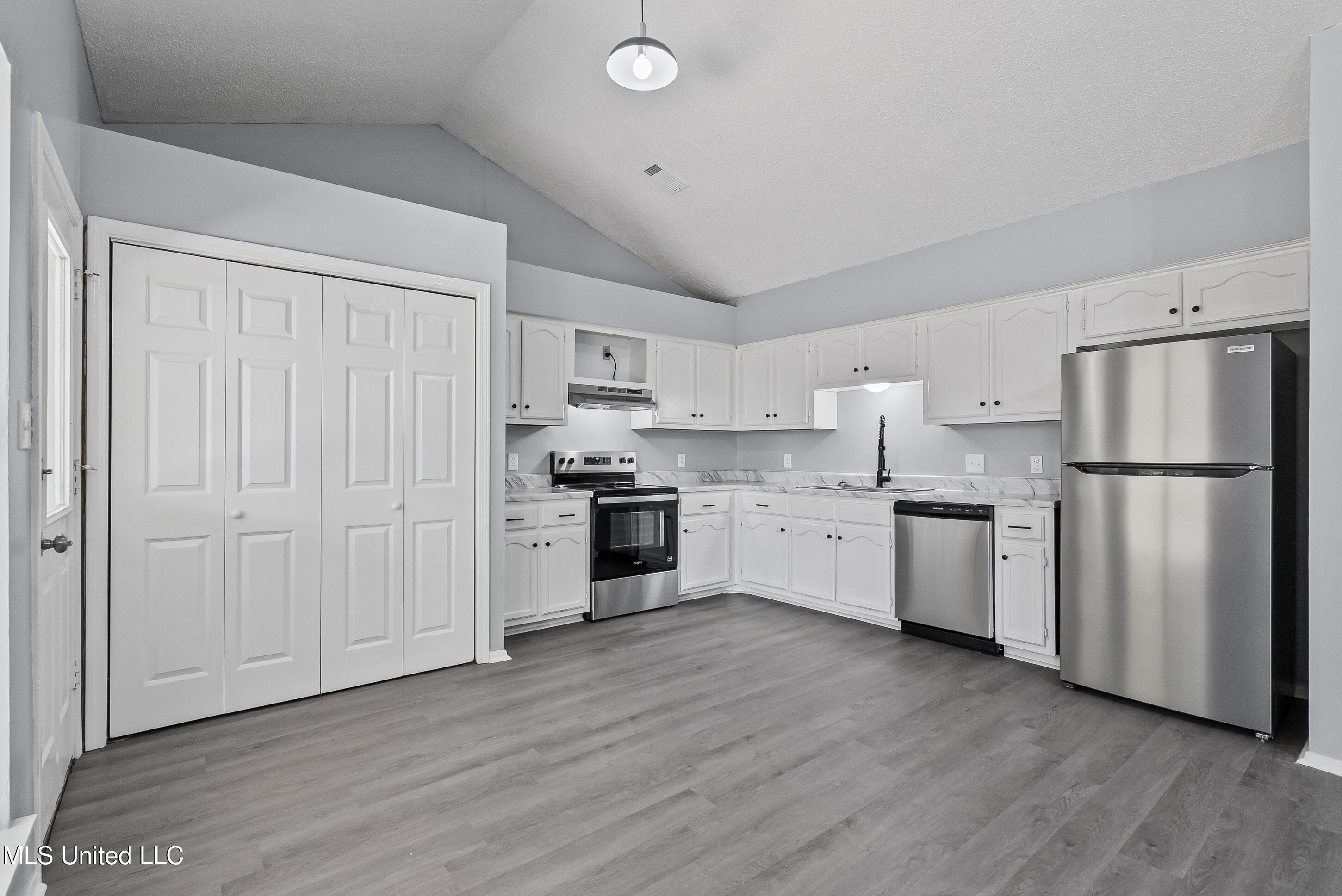 111 Floyd Circle Senatobia, MS 38668 - Photo 6 of 17 dsc02643