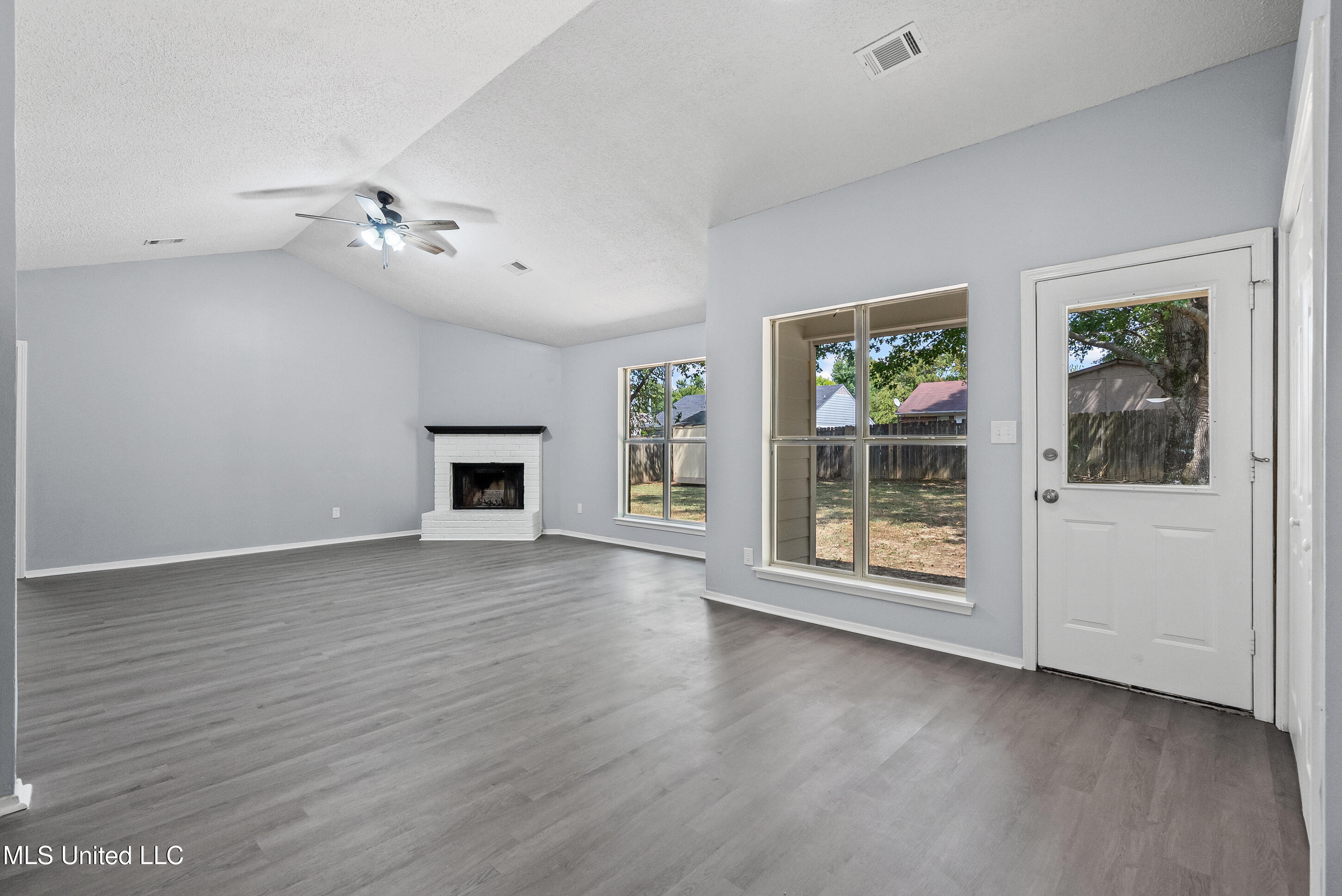 111 Floyd Circle Senatobia, MS 38668 - Photo 7 of 17 dsc02653