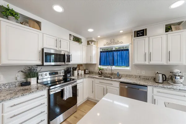 $949,900 | W273N2420 Arlington Court, Pewaukee, WI 53072