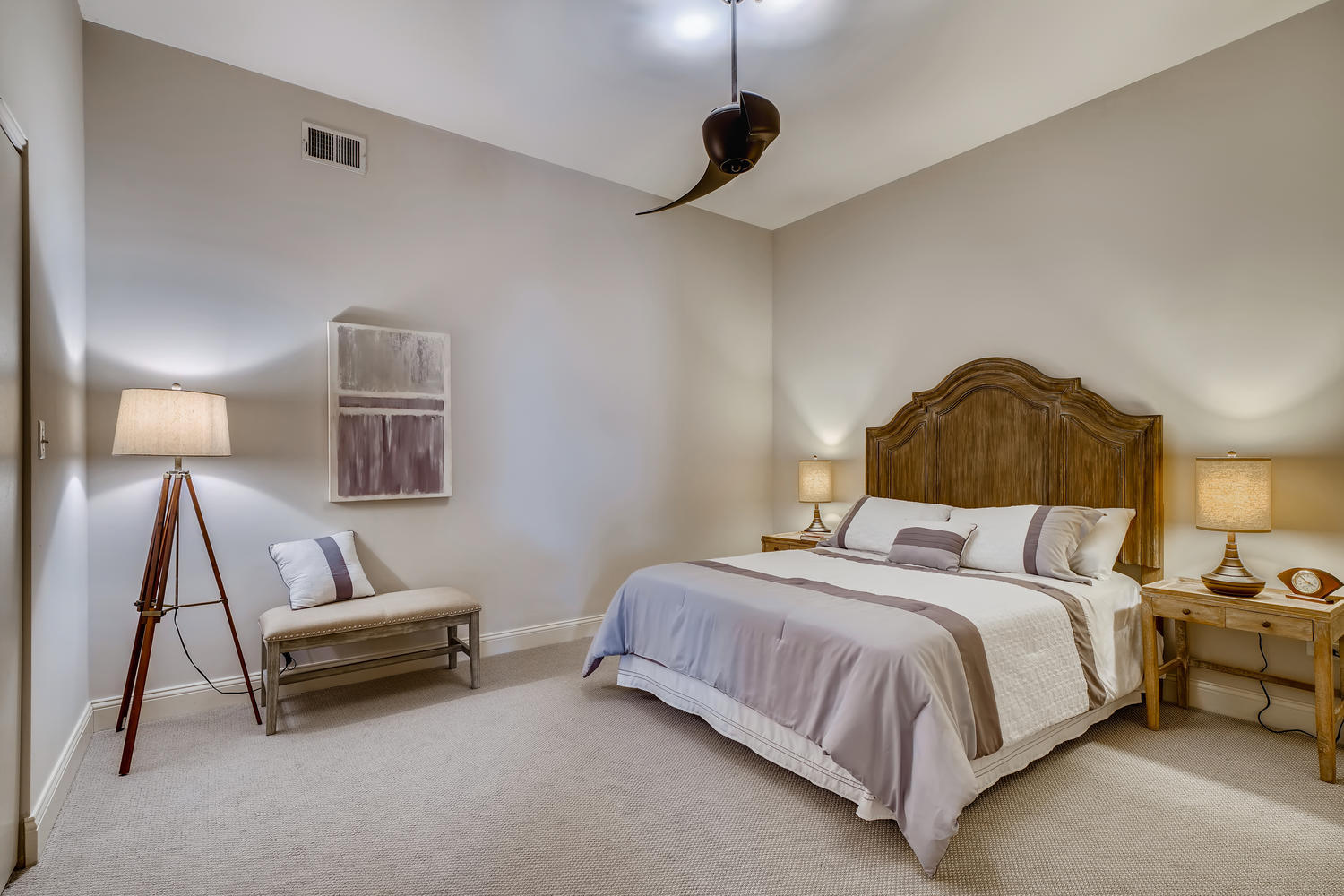 23 North Green Street, Unit 401 Chicago, IL 60607 - Photo 11 of 17 a bedroom with a bed and a lamp