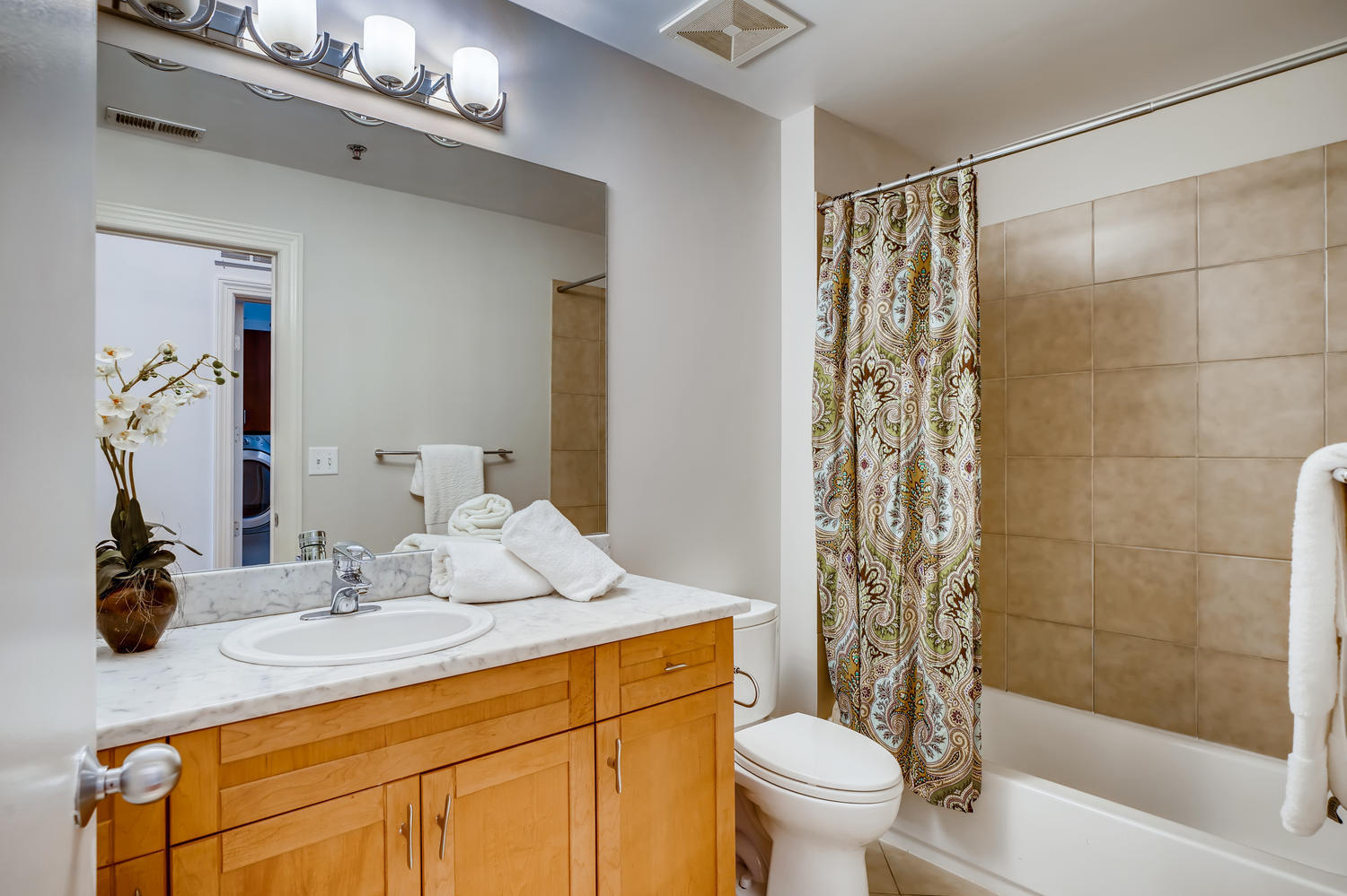 23 North Green Street, Unit 401 Chicago, IL 60607 - Photo 14 of 17 a bathroom with a sink toilet and shower