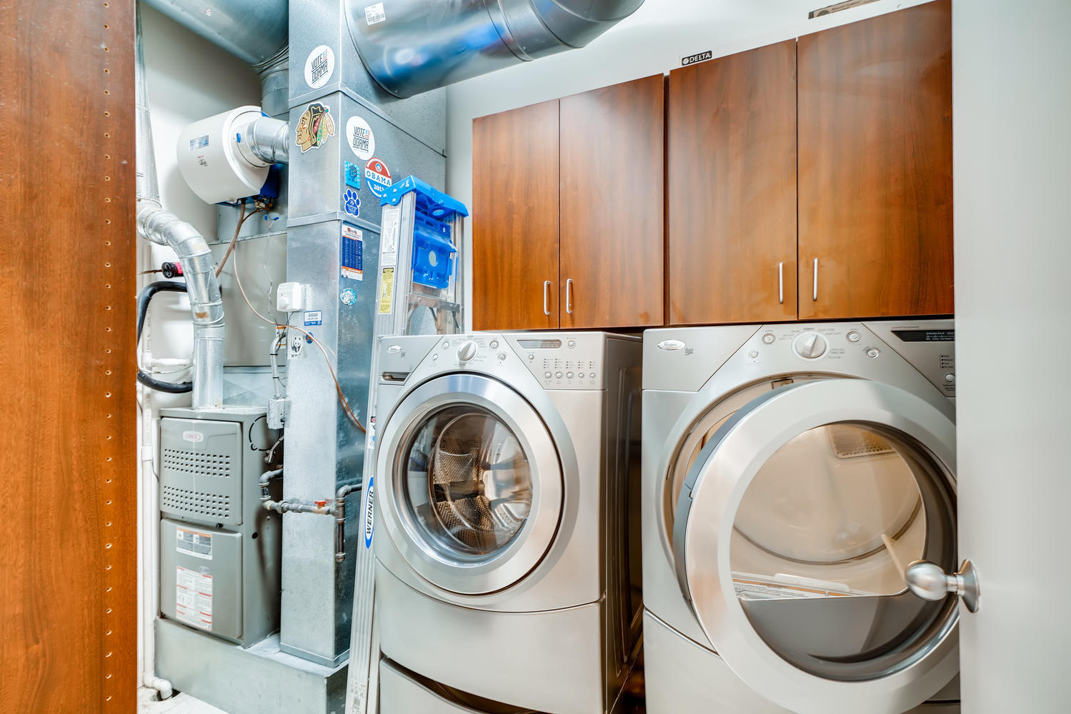23 North Green Street, Unit 401 Chicago, IL 60607 - Photo 15 of 17 a utility room with dryer and washer