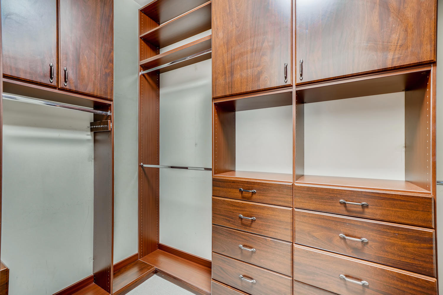 23 North Green Street, Unit 401 Chicago, IL 60607 - Photo 10 of 17 a view of walk in closet with empty racks