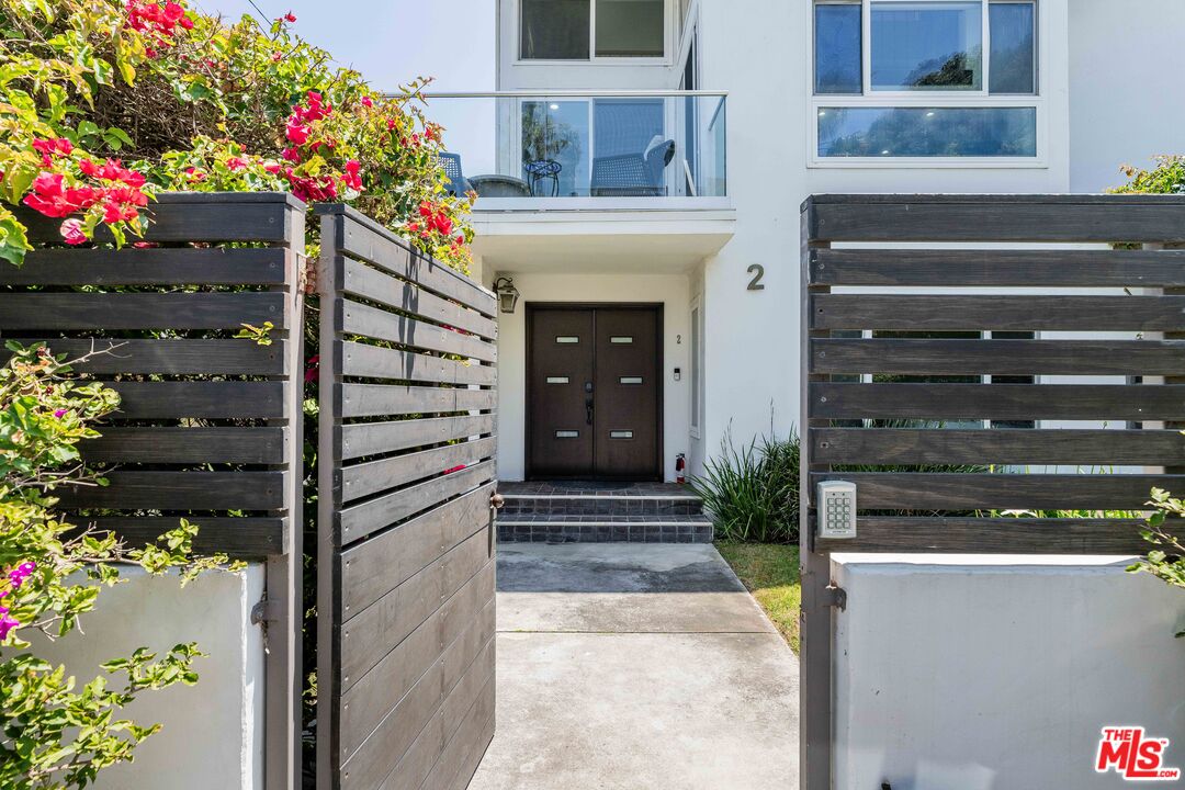 30 Reef Street, Unit 2 Marina del Rey, CA 90292 - Photo 2 of 34
