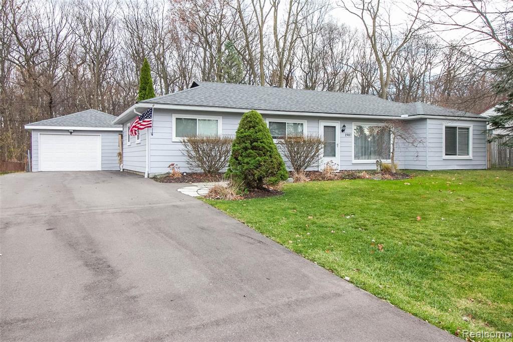1907 Henbert Road West Bloomfield, MI 48324 - Photo 2 of 33