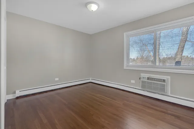 $209,900 | 8856 Northshore Drive, Unit 2C, Des Plaines, IL 60016