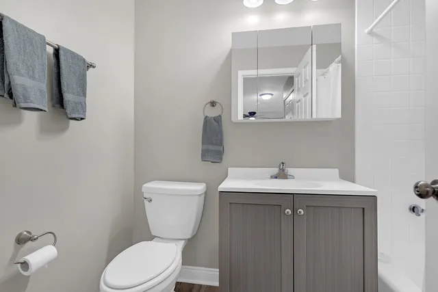 $209,900 | 8856 Northshore Drive, Unit 2C, Des Plaines, IL 60016