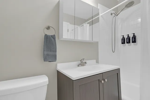 $209,900 | 8856 Northshore Drive, Unit 2C, Des Plaines, IL 60016