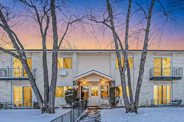 $209,900 | 8856 Northshore Drive, Unit 2C, Des Plaines, IL 60016