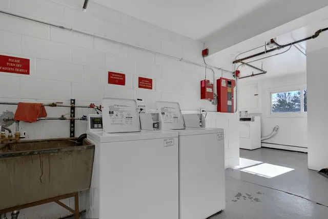 $209,900 | 8856 Northshore Drive, Unit 2C, Des Plaines, IL 60016