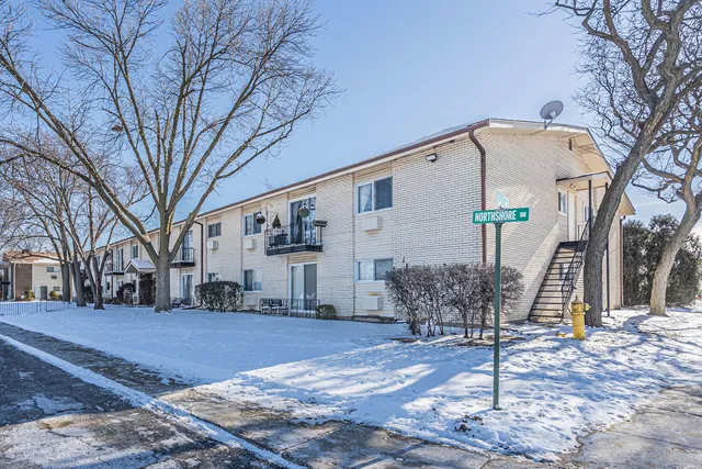 $209,900 | 8856 Northshore Drive, Unit 2C, Des Plaines, IL 60016