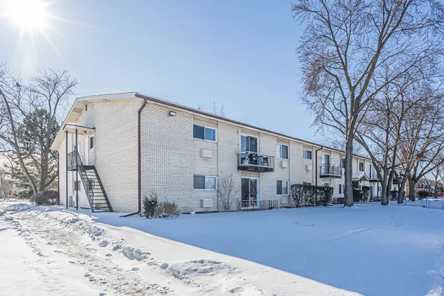 $209,900 | 8856 Northshore Drive, Unit 2C, Des Plaines, IL 60016