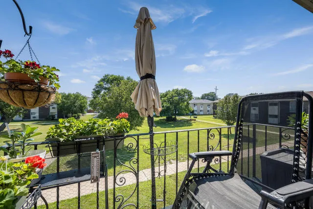 $209,900 | 8856 Northshore Drive, Unit 2C, Des Plaines, IL 60016