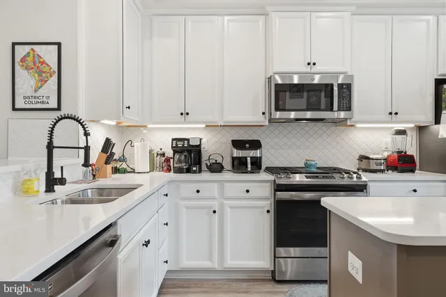 $487,990 | 18363 Reaper Hl Court, Triangle, VA 22172