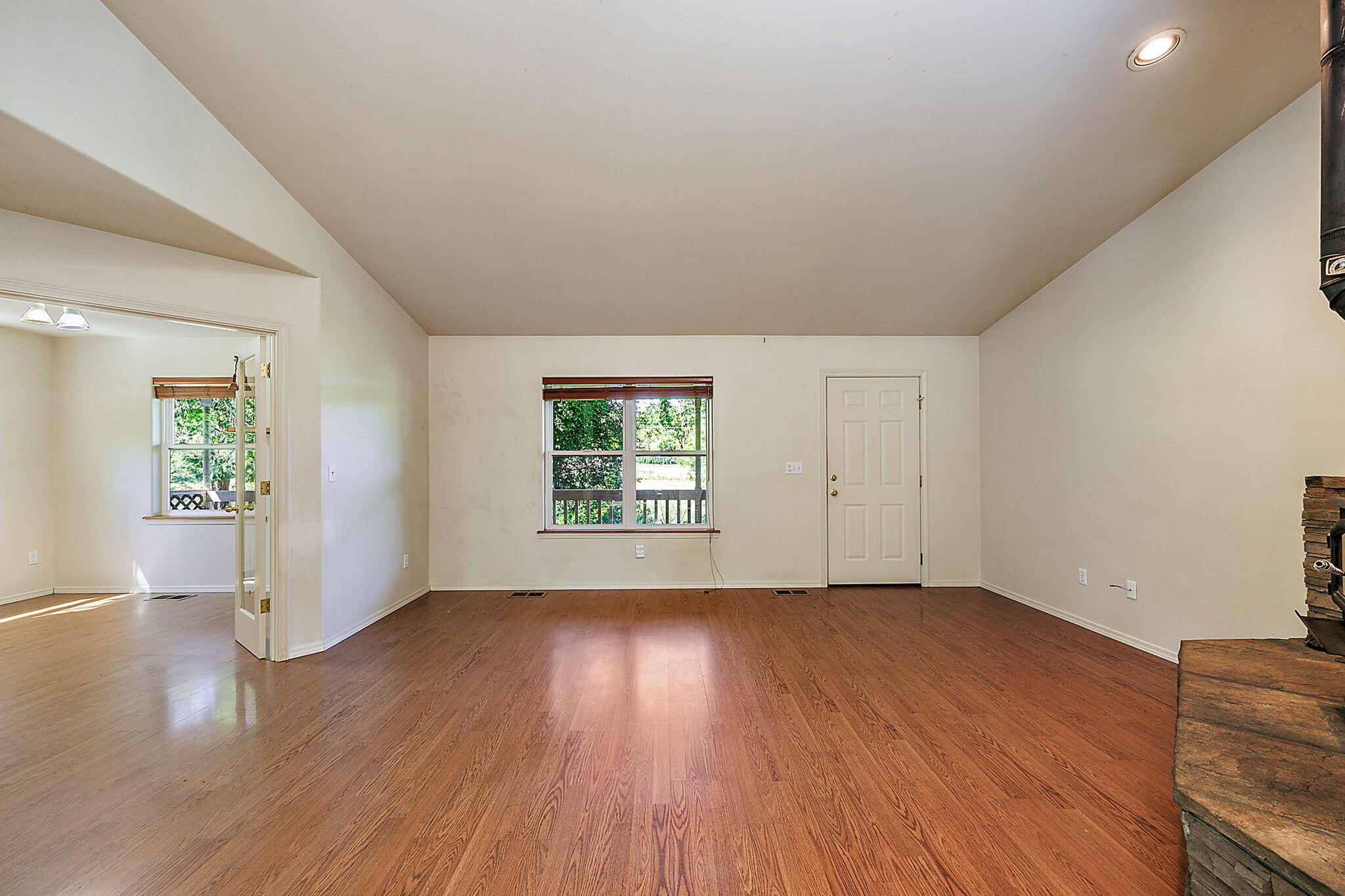 5265 Old Stage Road Central Point, OR 97502 - Photo 7 of 54 8