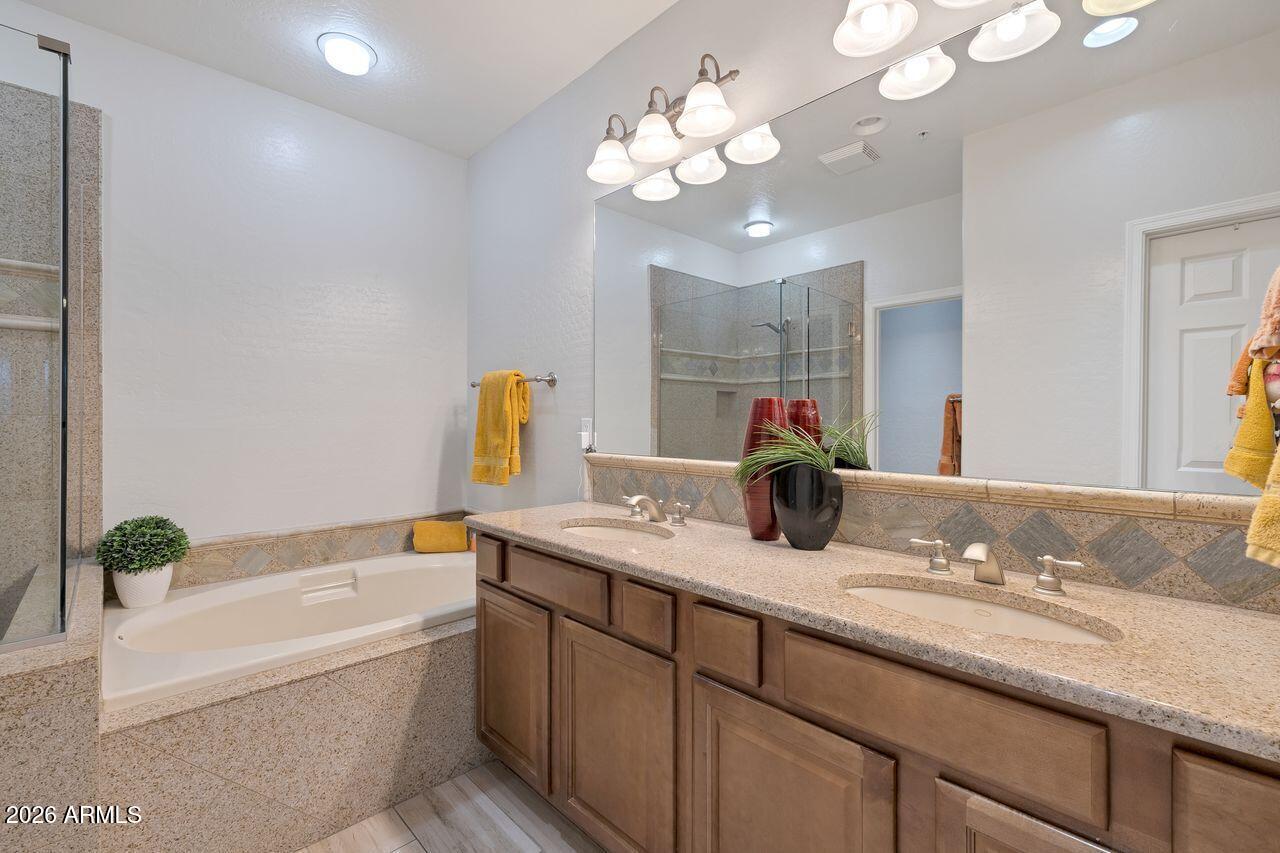 3935 East Rough Rider Road, Unit 1179 Phoenix, AZ 85050 - Photo 22 of 54 En-suite bath