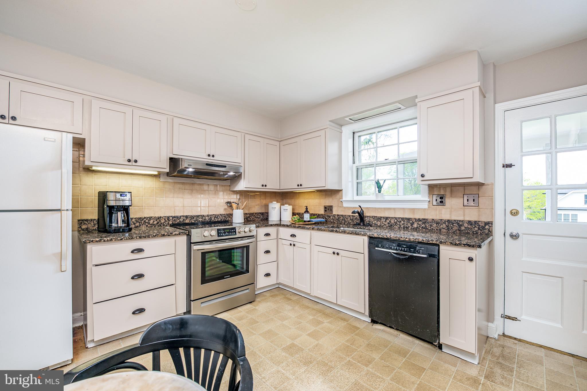 9914 Old Spring Road Kensington, MD 20895 - Photo 14 of 34 Table Space kitchen