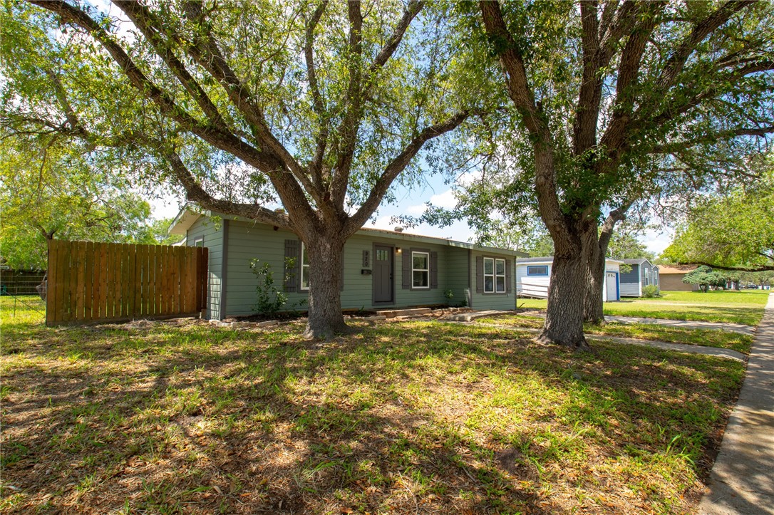 920 East Lewis Street Sinton, TX 78387 - Photo 3 of 24