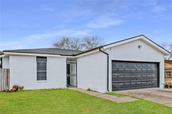 a front view of house with yard