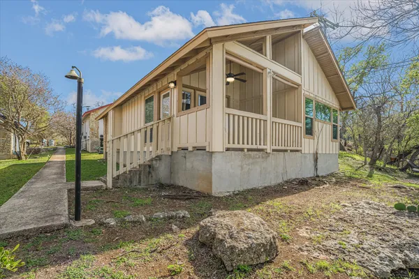 $1,750 | 154 Woodcreek Drive, Unit 1, Wimberley, TX 78676