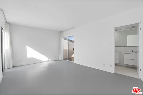 $9,950 | 558 Rose Avenue, Unit 3, Venice, CA 90291