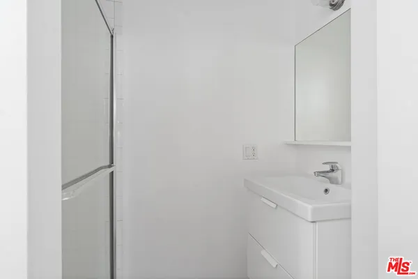 $9,950 | 558 Rose Avenue, Unit 3, Venice, CA 90291