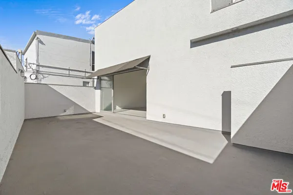 $9,950 | 558 Rose Avenue, Unit 3, Venice, CA 90291