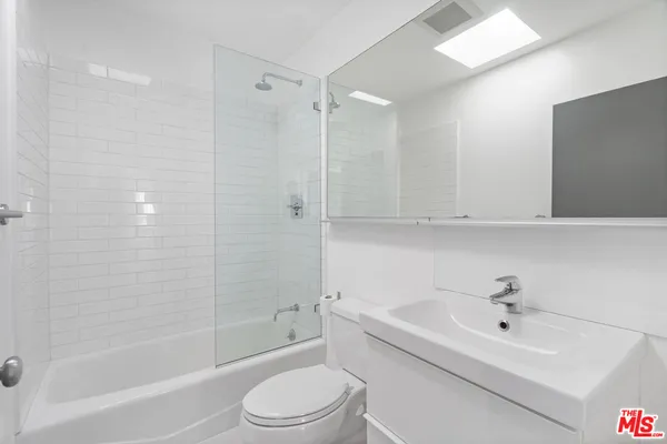 $9,950 | 558 Rose Avenue, Unit 3, Venice, CA 90291