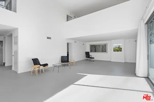 $9,950 | 558 Rose Avenue, Unit 3, Venice, CA 90291