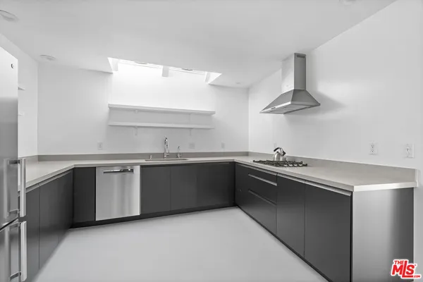 $9,950 | 558 Rose Avenue, Unit 3, Venice, CA 90291