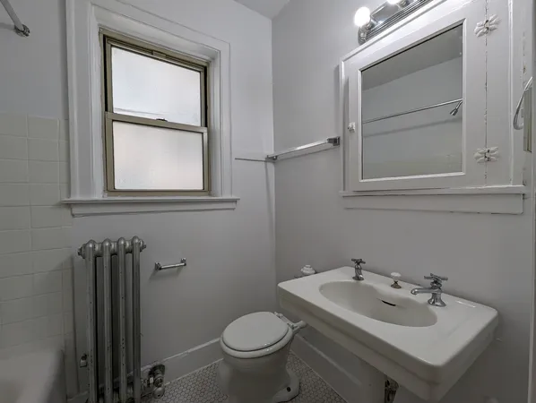 $1,295 | 2536 North Sawyer Avenue, Unit 205, Chicago, IL 60647