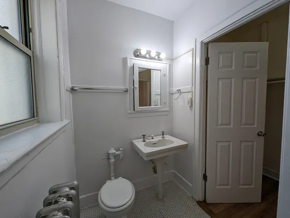 $1,295 | 2536 North Sawyer Avenue, Unit 205, Chicago, IL 60647