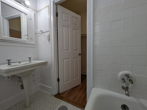 $1,295 | 2536 North Sawyer Avenue, Unit 205, Chicago, IL 60647