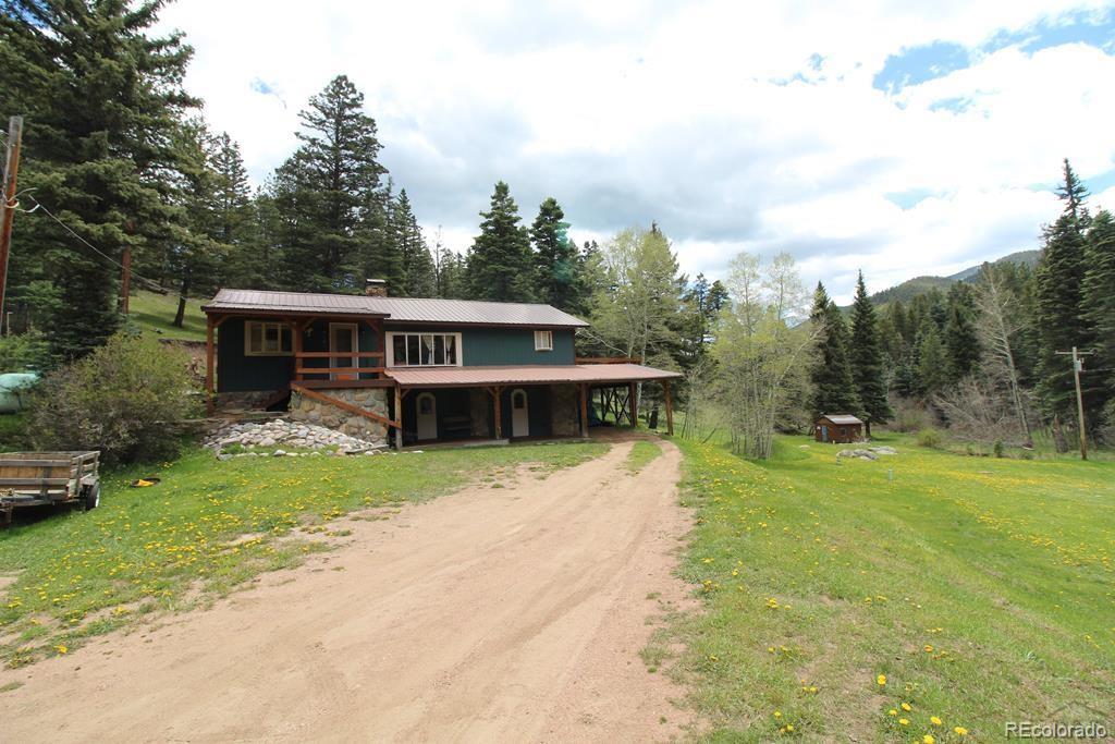 a view of a house with a yard