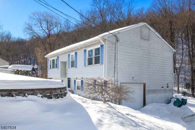 31 Meadow Lane Vernon, NJ 07462 - Photo 3 of 43 a view of a house with a patio