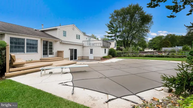 a view of a house with backyard and trees