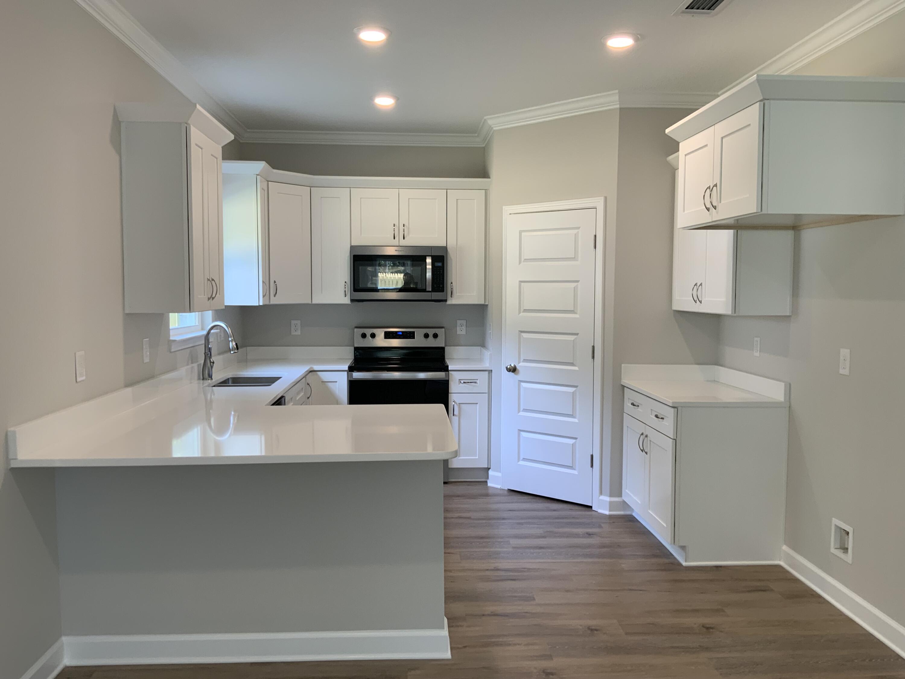 32 Laurel Oaks Drive Freeport, FL 32439 - Photo 2 of 11 a large kitchen with a stove a sink and a refrigerator