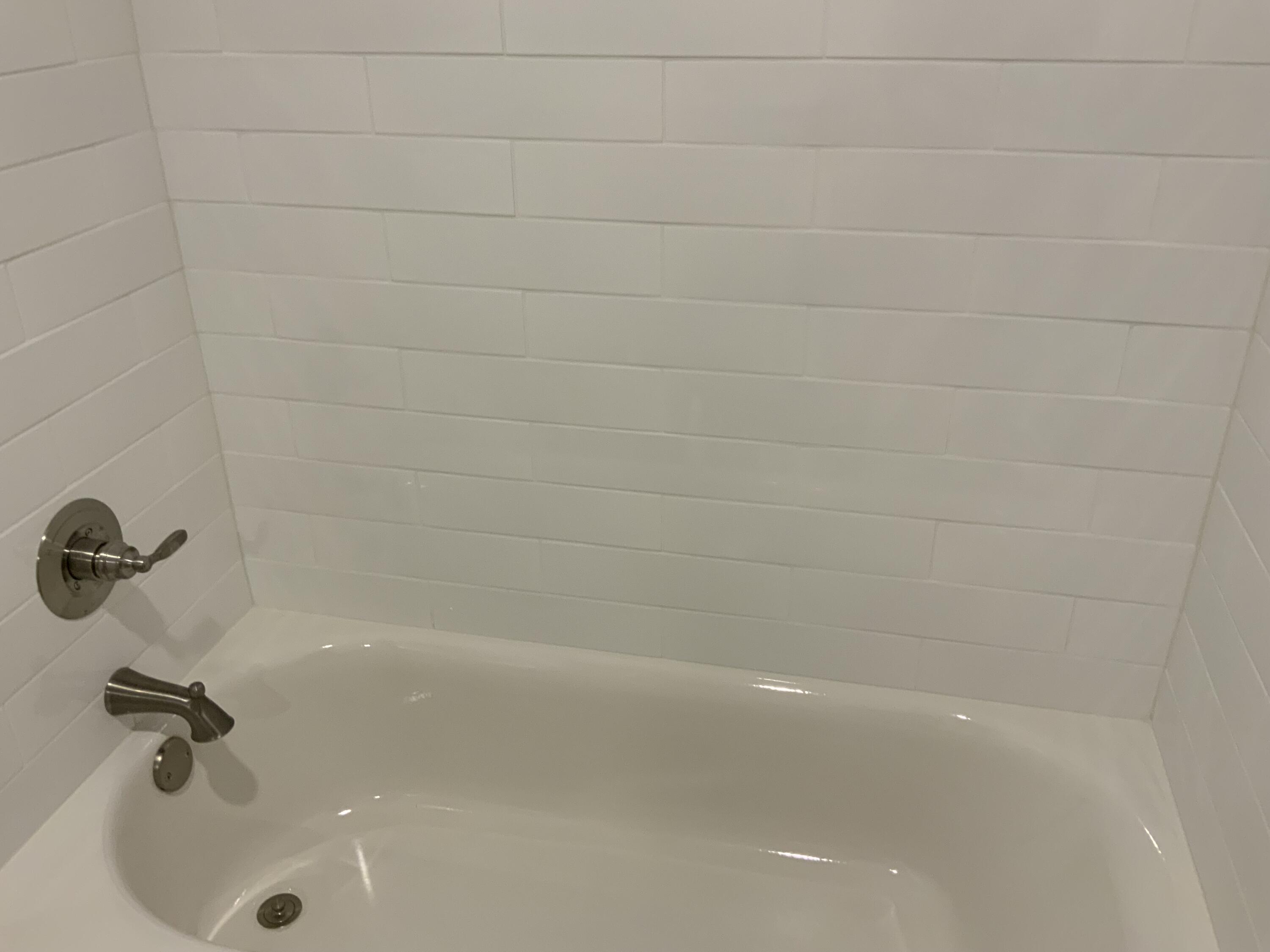 32 Laurel Oaks Drive Freeport, FL 32439 - Photo 8 of 11 a bathroom with a bathtub