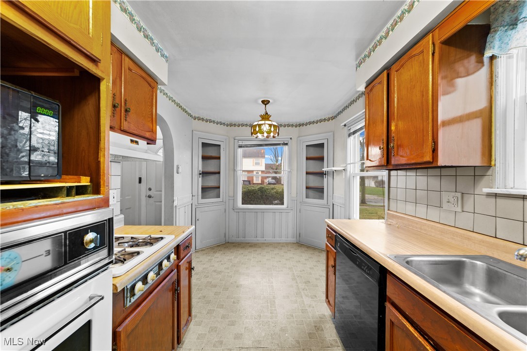 4057 Wilmington Road Cleveland, OH 44121 - Photo 12 of 34
