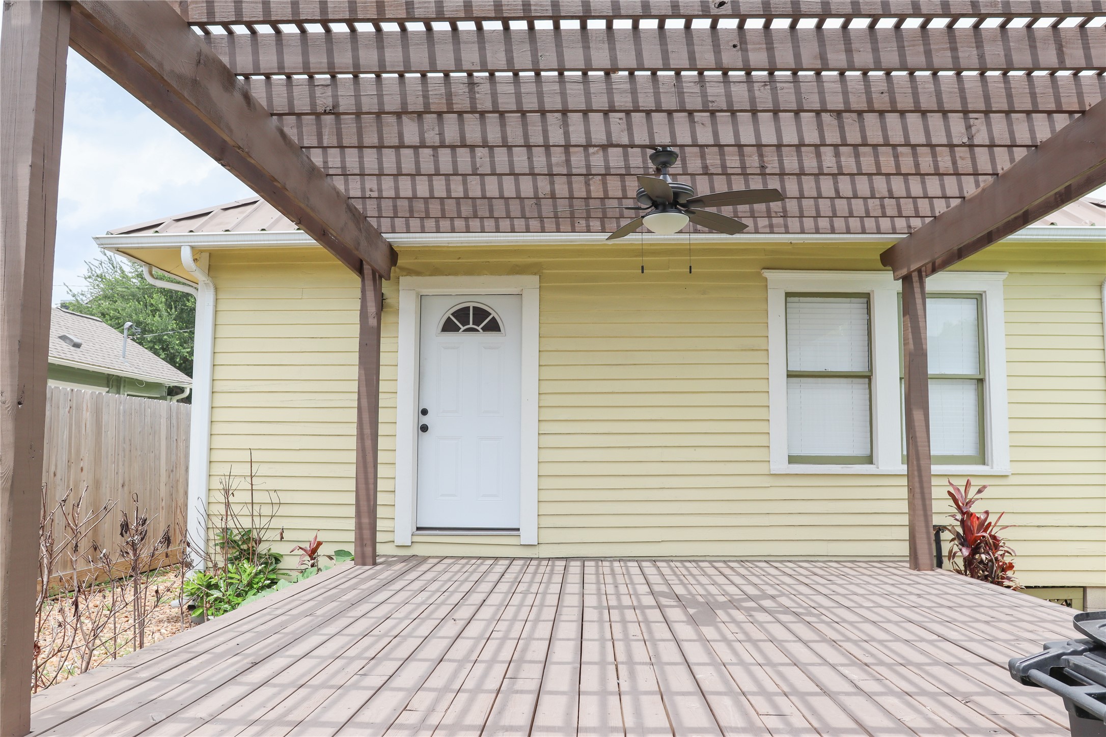 220 West 16th Street Houston, TX 77008 - Photo 4 of 11 Back Elevation