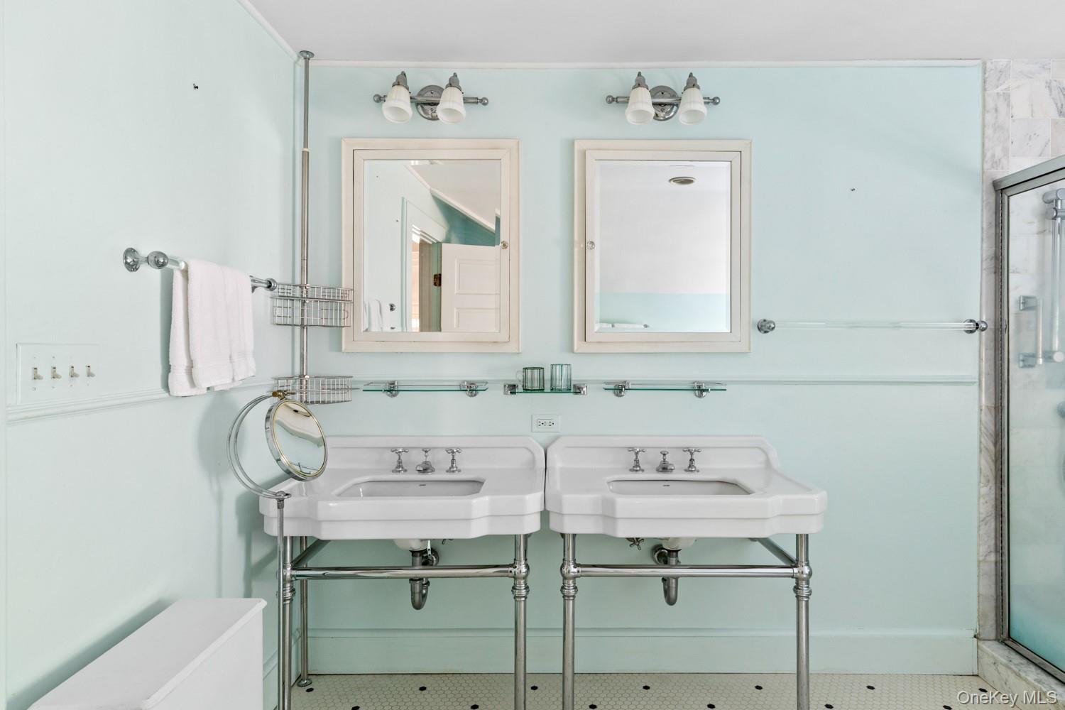 62 Cove Neck Road Cove Neck, NY 11771 - Photo 16 of 25 Primary En Suite Bath with Double Sinks