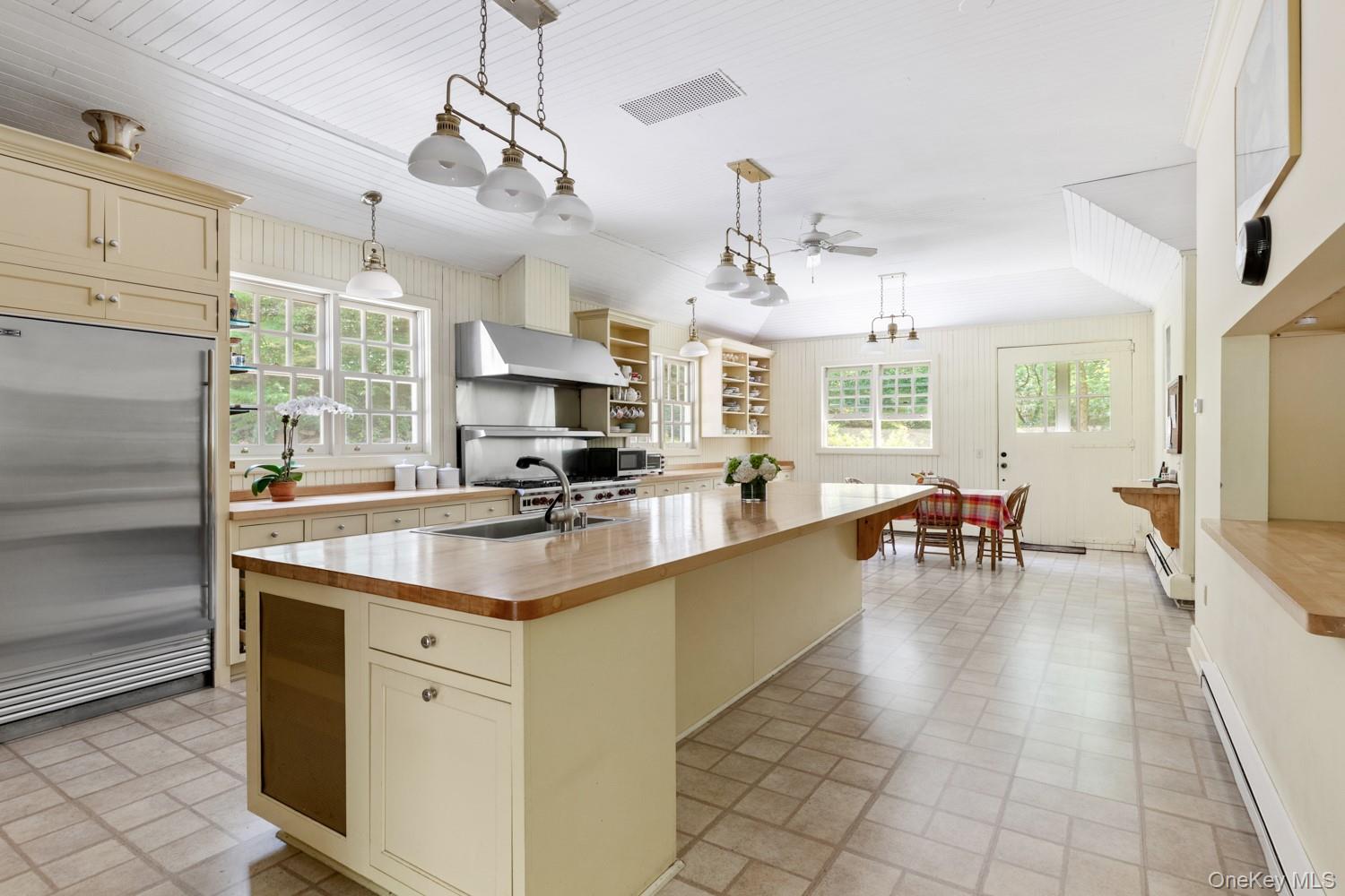 62 Cove Neck Road Cove Neck, NY 11771 - Photo 8 of 25 Eat In Kitchen with Stainless Appliances and Large Working Island