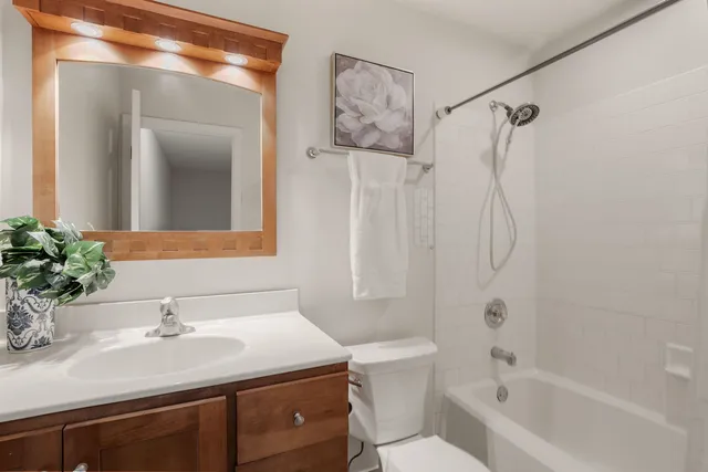 $389,900 | 344 Rock Hall Circle, Grayslake, IL 60030