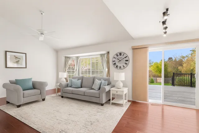 $389,900 | 344 Rock Hall Circle, Grayslake, IL 60030