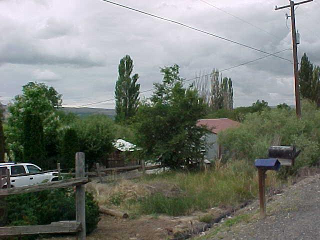 10020 Mieras Road Yakima, WA 98901 - Photo 8 of 8 a backyard of a house with lots of green space