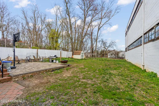 a view of yard with tree