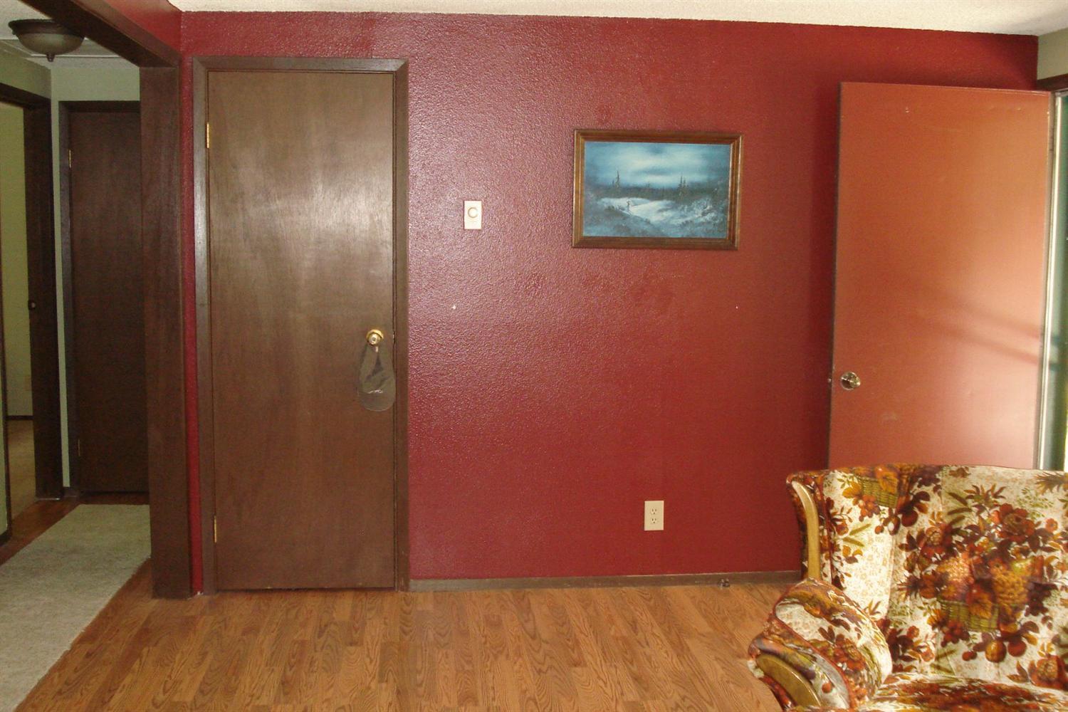 11800 Galice Road Merlin, OR 97532 - Photo 16 of 22 an empty room with wooden floor and windows