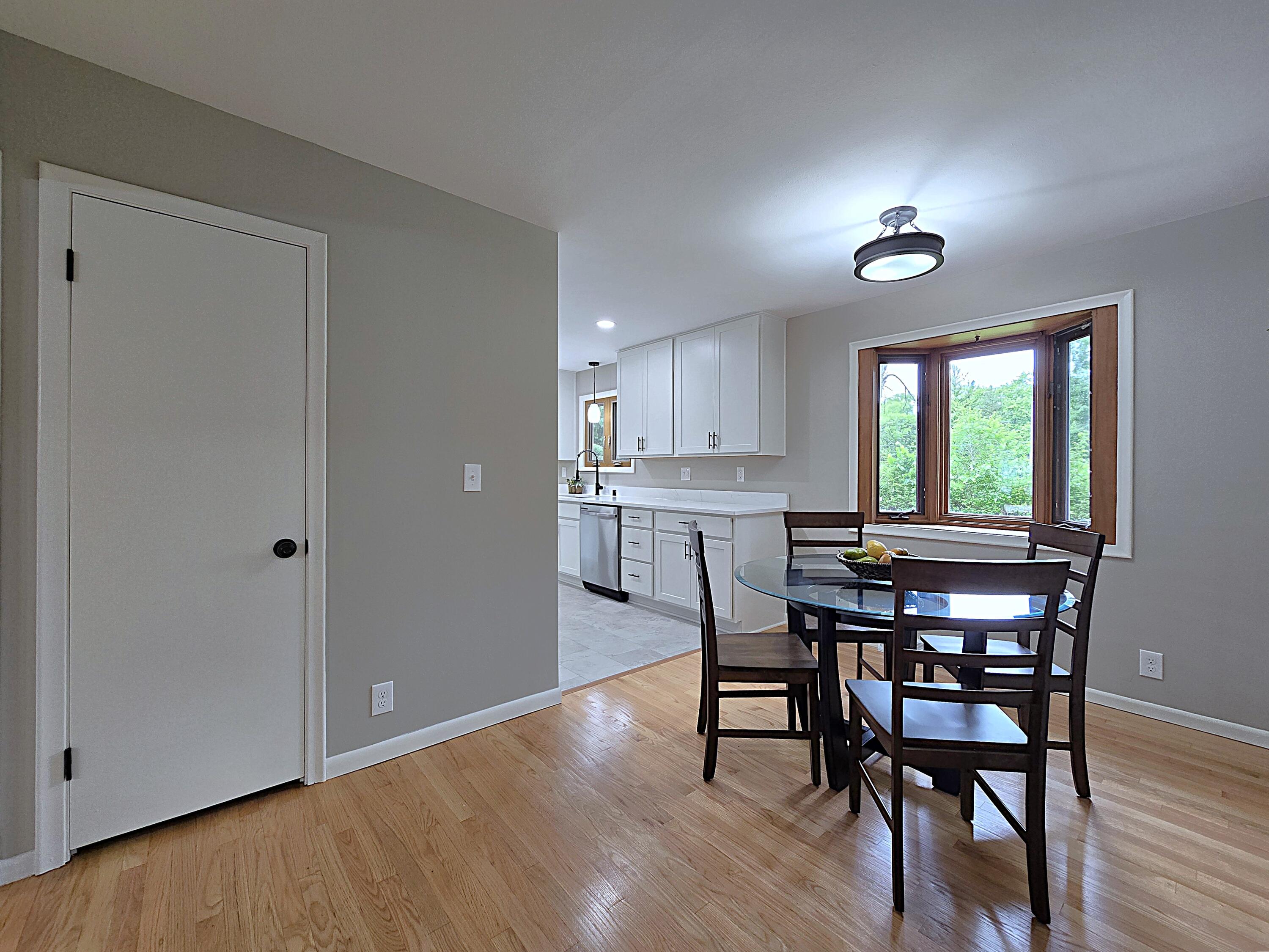 W136N7015 Claas Road Menomonee Falls, WI 53051 - Photo 10 of 54 Dinette