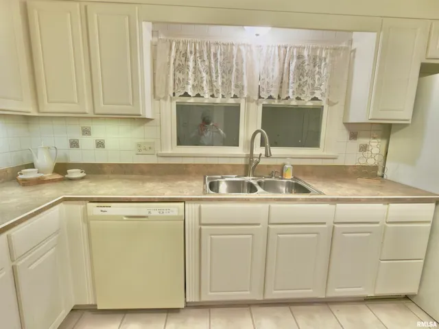 $329,900 | 3831 East State Highway, Shumway, IL 62461