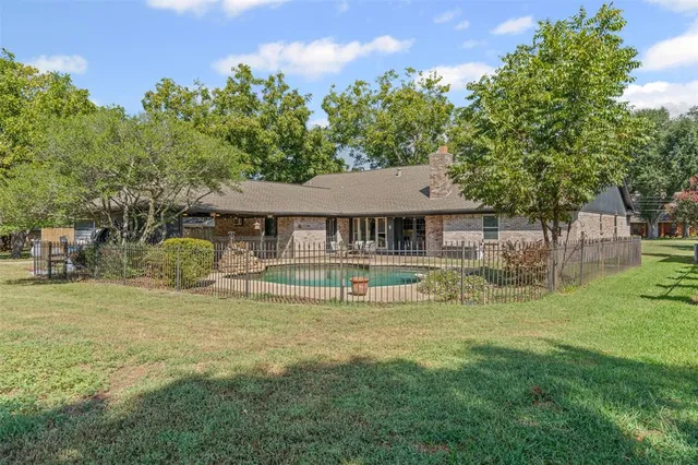 a view of house with a big yard